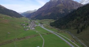 4 k dikey pan görünümünü büyük dağ Vadisi kat yukarıda yerel şehir yol yeşil peyzaj üzerinde izleme. Uçan otomobil lane günlük trafik turistik ekolojik beldesinde taşıma araçları ile üzerinde