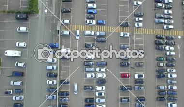 4 k yukarıdan aşağı izleme atış Cross'taki otoparkın boş yuva trafik kurallarını yönlendirme ile. Üst düzey araba park alışveriş merkezi, üzerinde birçok otomobil otoyol kodu sürgülü kamera sürüş uçuş