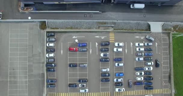 顶向下鸟瞰的大汽车停车场在超市与汽车移动转弯 停车场从上面与车驾驶在一般购物中心4K 交通公路法公路规范 — 图库视频影像