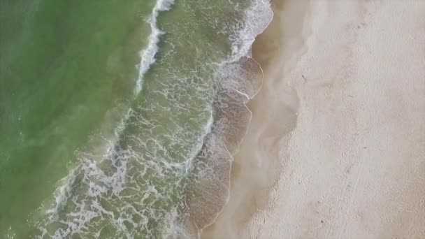 顶向下鸟瞰沙滩海岸边没有人绿松石水夏天慢动作 飞越水域边缘波浪水线的空海滨 假期旅游旅游理念 — 图库视频影像