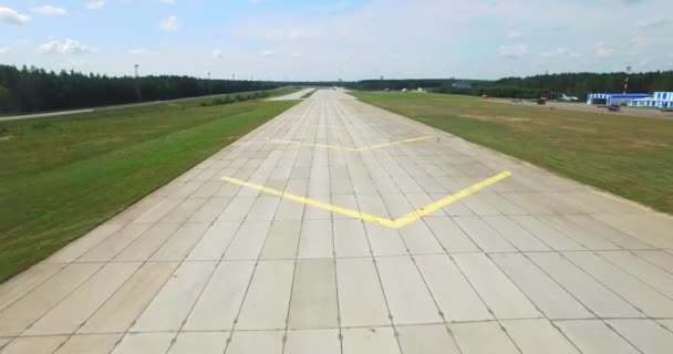 空港の滑走路のショットを閉じる 飛行機の地上コックピット正面を残して離陸 飛行機のフライト前に加速スピードを上げていきます 航空モーション背景商業 — ストック動画