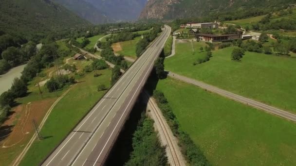 Vue Aérienne Haut Vers Bas Paysage Montagneux Avec Circulation Quotidienne — Video