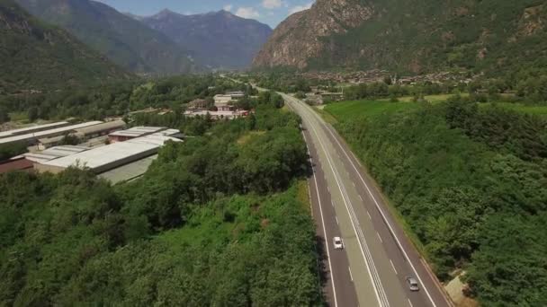 Quad Helicóptero Volando Lentamente Por Encima Carretera Local Con Los — Vídeos de Stock