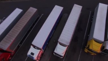 4 k yatay izleme atış uçuş vans kamyon ayakta satırlardaki üzerinde asfalt satırları kapatın. Otopark akşam sabah uyku sürücüleri dinlenme üzerinde kamyonlar arabalar araçlar üzerinde uçan uçak helikopter
