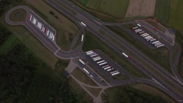 Vogelperspektive Von Autobahn Parkplatz Mit Autos Lkws Mit Rast Auf — Stockvideo