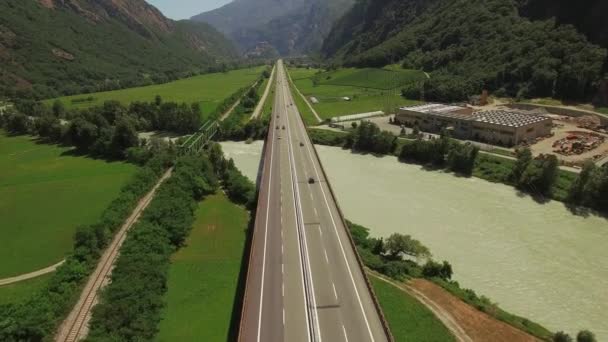 Vista Aérea Superior Ponte Ferroviária Estrada Sobre Vale Paisagem Alpina — Vídeo de Stock