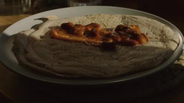 Yüzsüz kadın krep üzerinde tatlı dolgu yayılan doğal ışık ön görünüm 4k kadar kapatın. Kadın elleri sabah kahvaltısında slapjack kazık üzerine bal fındık karamel döküyor. Junky sağlıksız gıda bağımlılığı