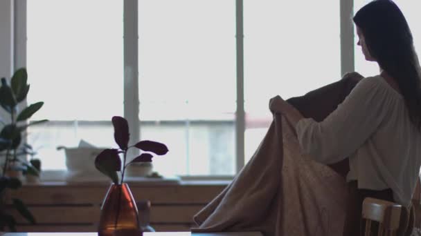 Jeune Femme Qui Vient Café Pause Pour Lire Livre Papier — Video