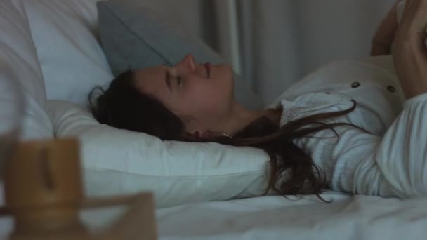 Gadis Cantik Bangun Dari Mimpi Indah Membentang Tempat Tidur Pagi — Stok Video