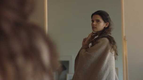Ung Kvinna Poserar Reflekterande Spegeln Gör Sig Redo Inomhus Livsstil — Stockvideo