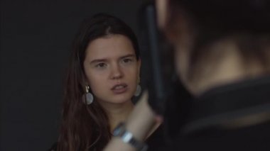 Tanınmayan fotoğrafçı stüdyo siyah arka plan doğal ışık içinde genç kadın çekim. Photoshoot backstage için poz doğal kız portre 4k kadar yakın. Sağlıklı cilt bakım ürünü kozmetik