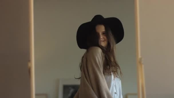 Hübsche Mädchen Verkleiden Sich Lächelnd Spiegelung Drinnen Natürliches Videoporträt Stilvolle — Stockvideo
