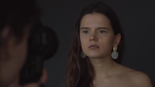 Unga Icke Professionella Modell Poserar Till Photoshoot Närbild Mörk Studio — Stockvideo