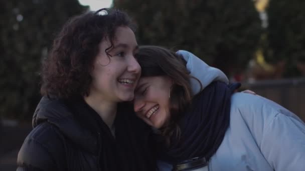 Duas Amigas Felizes Conversando Juntas Livre Bebendo Café Quente Tendo — Vídeo de Stock