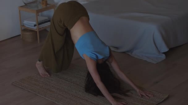 Mujer Yogui Sexy Haciendo Ejercicio Deportivo Matutino Casa Estirándose Sobre — Vídeo de stock