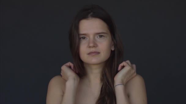 Retrato Menina Natural Posando Fundo Preto Dentro Casa Sem Maquiagem — Vídeo de Stock