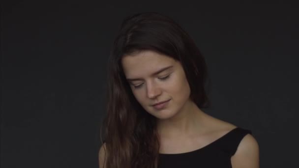 Närbild Porträtt Naturlig Flicka Oprofessionellt Modell Poserar Inomhus Svart Bakgrund — Stockvideo