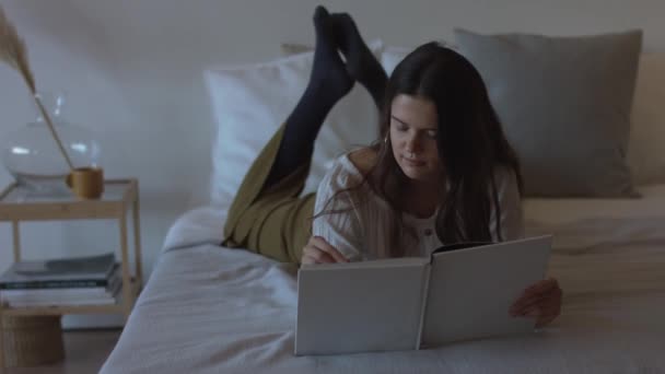 Mädchen Lässiger Kleidung Mit Ruhe Blättern Seiten Papier Magazin Hause — Stockvideo