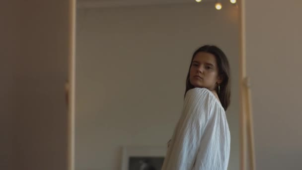 Модная Девушка Позирует Перед Зеркалом Подгоняя Свою Одежду Работу Естественным — стоковое видео