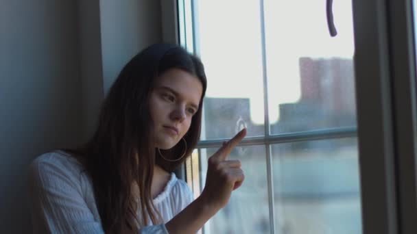 Close Retrato Menina Desenho Coração Com Dedo Vidro Feliz Olhando — Vídeo de Stock