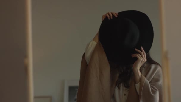 빈티지 모자를 매력적인 아가씨가 실내에서 인테리어 정면으로 있습니다 우아한 여성은 — 비디오