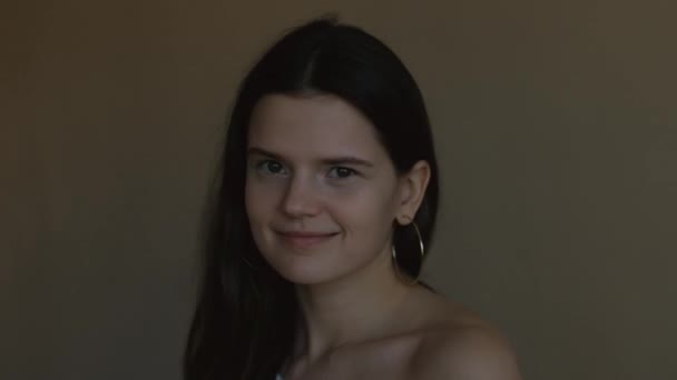 Porträt Des Mädchens Posiert Drinnen Studio Hintergrund Natürliches Licht Frontansicht — Stockvideo