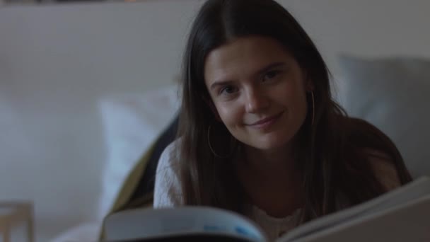 Молода Жінка Перетворює Сторінки Паперової Книги Посміхаючись Крупним Планом Природного — стокове відео