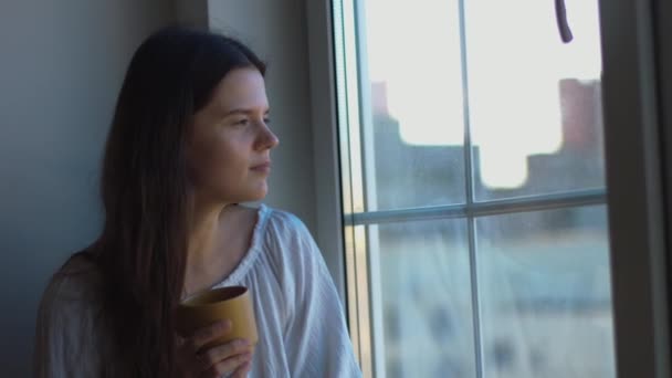 Fată Drăguţă Bea Cafea Ceai Fereastră Uitându Afară Aproape Femeia — Videoclip de stoc