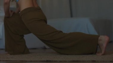 Yüzsüz kadın sabah egzersiz kapalı yatak odası yakın detay 4k yapıyor germe. Uzun saçlı kız spor pilates pratik bacak kasları alt yarım video çekim ısınma. Sağlık aktif yaşam tarzı