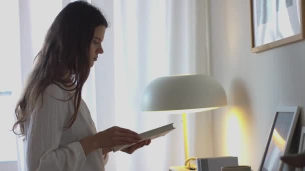 Jeune Femme Choisissant Livre Papier Bibliothèque Intérieur Confortable Caméra Poche — Video