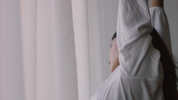 Närbild Sida Porträtt Ung Kvinna Stretching Njuter Morgon Med Fönster — Stockvideo