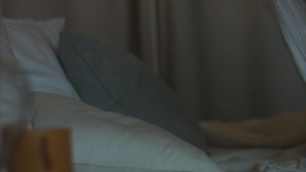 4K特写视频拍摄的女孩在室内睡着自然光手持相机 年轻女子睡觉后 在辛苦的一天紧张的工作后 睡眠疲惫的头枪 保健生活方式亚麻衣服纺织品 — 图库视频影像