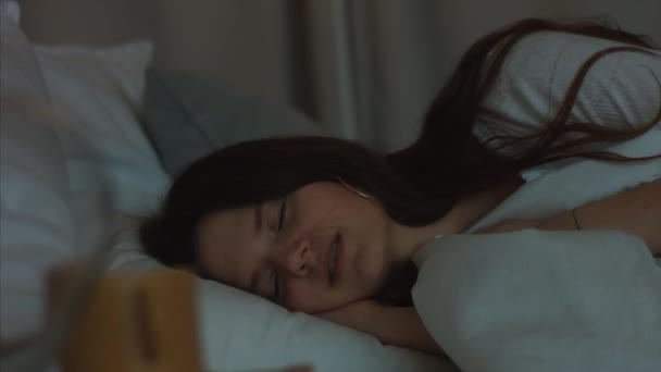 疲惫的女人在床上睡着了特写女性脸4K夜面部化妆品 精疲力竭的女孩睡在白衣服睡衣闭着眼睛 女性美容行业健康的生活方式 — 图库视频影像