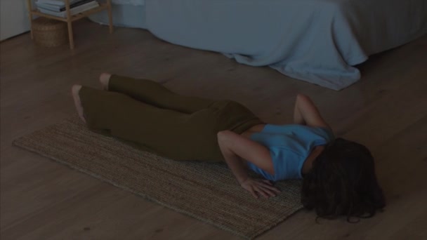 Ung Smal Kvinna Som Tränar Morgon Yoga Sekvens Surya Namaskar — Stockvideo