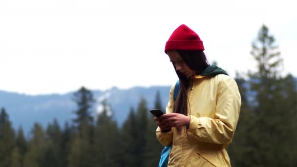 Pensive Tela Digitação Menina Smartphone Livre País Fundo Montanhoso Câmera — Vídeo de Stock