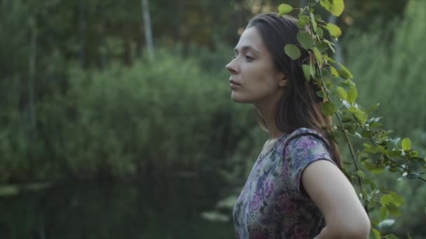 Hermosa mujer disfrutando de la vida escuchando sonidos del bosque . — Vídeos de Stock