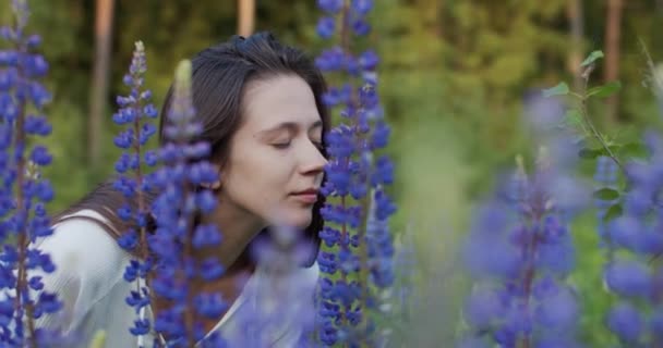 Mulher Frágil Desfrutando Cheiro Flores Azuis Livre Menina Bonita Sentado — Vídeo de Stock