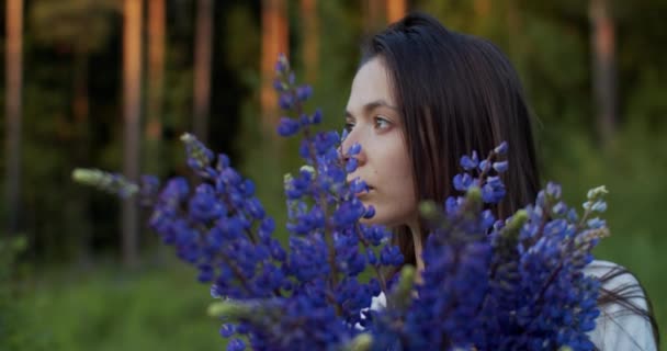 Mulher Pensativa Olha Para Lado Com Buquê Flores Silvestres Retrato — Vídeo de Stock