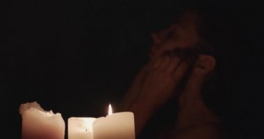 Genç kadın mumlarla banyo yapar saçlarını şampuanla yıkar. Güzellik bakımı yapan çekici kız zor bir günün ardından kendinizi banyo romantik bir atmosfer keyfini çıkarın. Güzellik sağlıklı sağlıklı yaşam konsepti