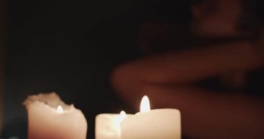 Banyoda mumlar ile romantik bir atmosfer. Kıvrımlı esmer kadın yanan mumlar ile süslenmiş sıcak küvet kendini şımartan güzellik sağlık tedavi yapıyor. Güzellik gevşeme sağlık konsepti