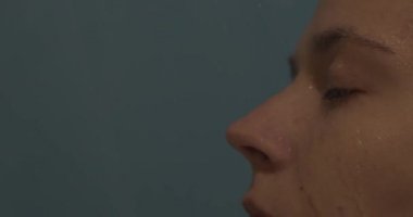 Yakın kadın yüz akan su altında duş. Üzgün depresif çekici genç kız kadın yetişkin ağlama banyo duş sakin sakin mutsuz endişeli ruh sağlığı hayal kırıklığına varlık