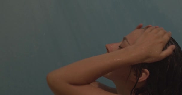 Atrakcyjna Młoda Kobieta Bierze Prysznic Piękna Brunetka Dziewczyna Odpocząć Cieszyć — Wideo stockowe