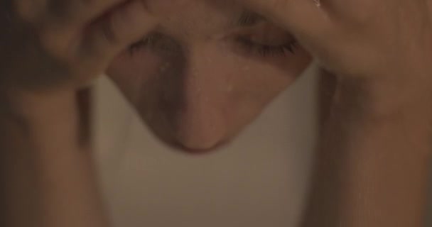 Yüzünde Damlaları Ile Duş Banyosunda Kadının Yakın Portresi Kız Yüzünün — Stok video