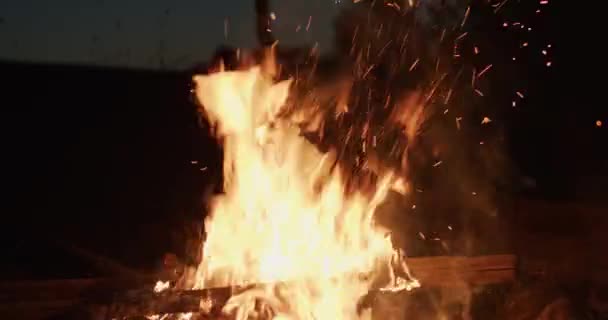 Homem Sem Rosto Bater Lenha Fogo Para Fazer Faíscas Mãos — Vídeo de Stock