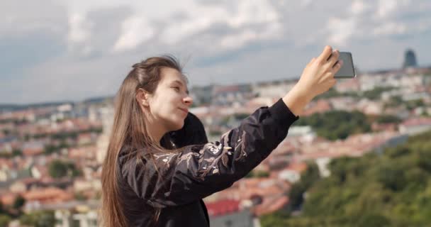 Stylisches Mädchen Macht Selfie Foto Lächelnd Smartphone Kamera Freien Natürliches — Stockvideo
