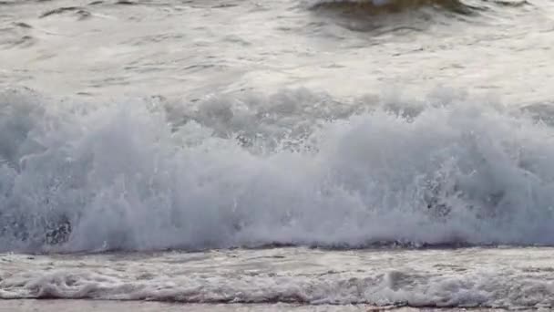 Закрыть Видео Котором Яростные Океанские Волны Белой Пеной Замедленного Действия — стоковое видео