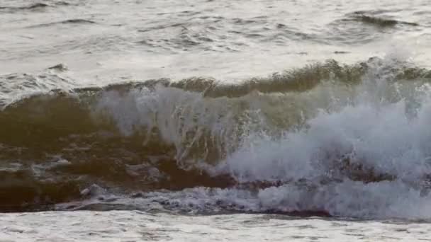 Турбулентные Водные Волны Качаются Вблизи Естественном Дневном Фоне Штормовое Море — стоковое видео