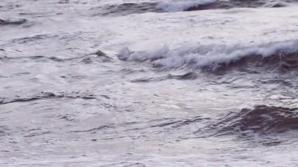 Grote Zee Golf Met Wit Schuim Rollen Strand Natuurlijke Lichte — Stockvideo