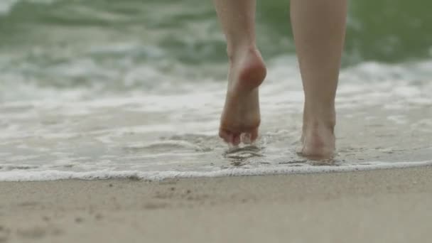 Barfüßige Frauen Die Sandstrand Meerwasser Stehen Nähern Sich Zeitlupe Eine — Stockvideo