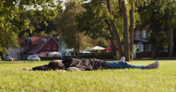 Adolescente Chica Descansando Césped Verde Fondo Del Suburbio Soleado Día — Vídeos de Stock